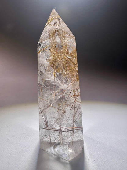 Golden Rutil Kristallspitze 7 cm – klarer Quarz mit goldenen Rutilnadeln aus Brasilien in Museumsqualität