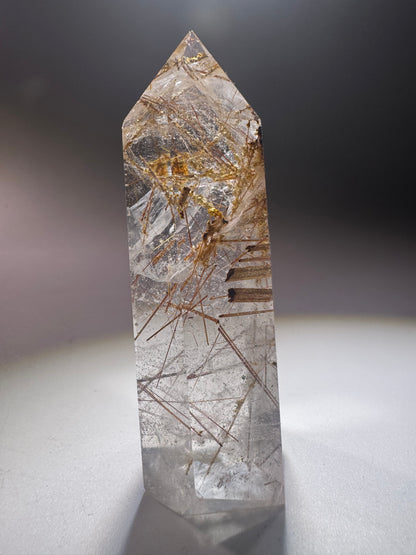 Golden Rutil Kristallspitze 7 cm – klarer Quarz mit goldenen Rutilnadeln aus Brasilien in Museumsqualität