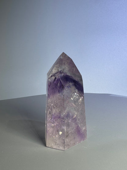 Phantom Amethyst Spitze mit Regenbogen - 7.8cm, 131g