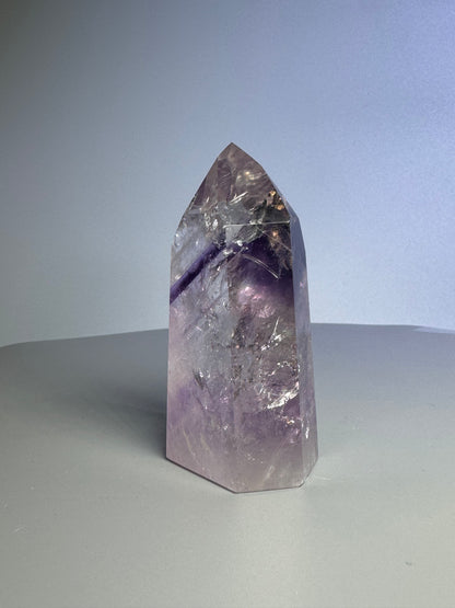 Phantom Amethyst Spitze mit Regenbogen - 7.8cm, 131g