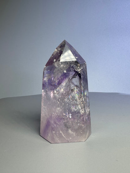 Phantom Amethyst Spitze mit Regenbogen - 7.8cm, 131g