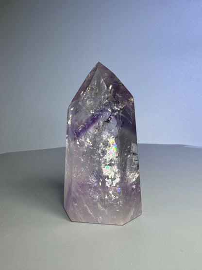 Phantom Amethyst Spitze mit Regenbogen - 7.8cm, 131g