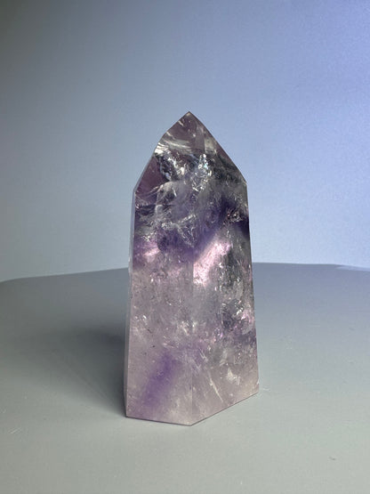 Phantom Amethyst Spitze mit Regenbogen - 7.8cm, 131g