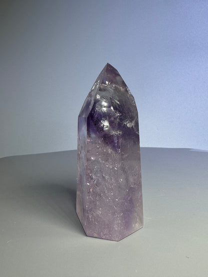 Phantom Amethyst Spitze mit Regenbogen - 7.8cm, 131g