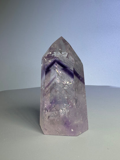 Phantom Amethyst Spitze mit Regenbogen - 7.8cm, 131g