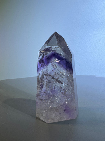Phantom Amethyst Spitze mit Regenbogen - 7.8cm, 131g