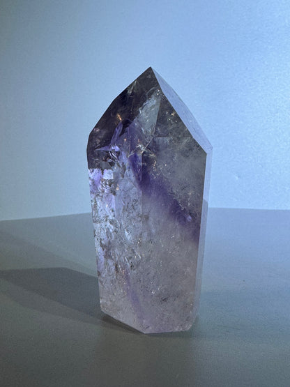 Phantom Amethyst Spitze mit Regenbogen - 8cm, 141g