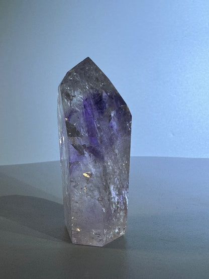 Phantom Amethyst Spitze mit Regenbogen - 8cm, 141g