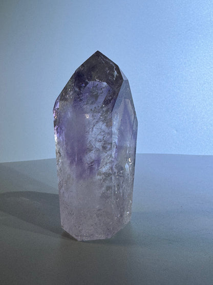 Phantom Amethyst Spitze mit Regenbogen - 8cm, 141g