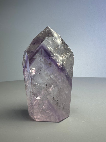 Phantom Amethyst Spitze mit Regenbogen - 8cm, 141g