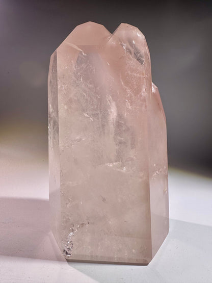 Pink Lithium Doppelspitze 15 cm – Rosa Edelstein mit Phantomen aus Brasilien (1,317 kg)