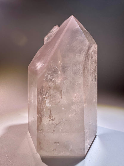 Pink Lithium Doppelspitze 15 cm – Rosa Edelstein mit Phantomen aus Brasilien (1,317 kg)