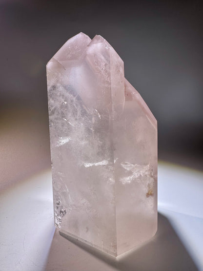 Pink Lithium Doppelspitze 15 cm – Rosa Edelstein mit Phantomen aus Brasilien (1,317 kg)