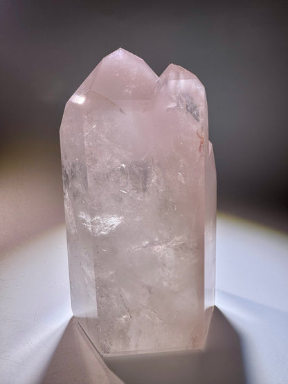 Pink Lithium Doppelspitze 15 cm – Rosa Edelstein mit Phantomen aus Brasilien (1,317 kg)