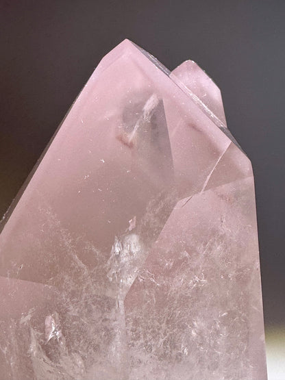Pink Lithium Doppelspitze 15 cm – Rosa Edelstein mit Phantomen aus Brasilien (1,317 kg)