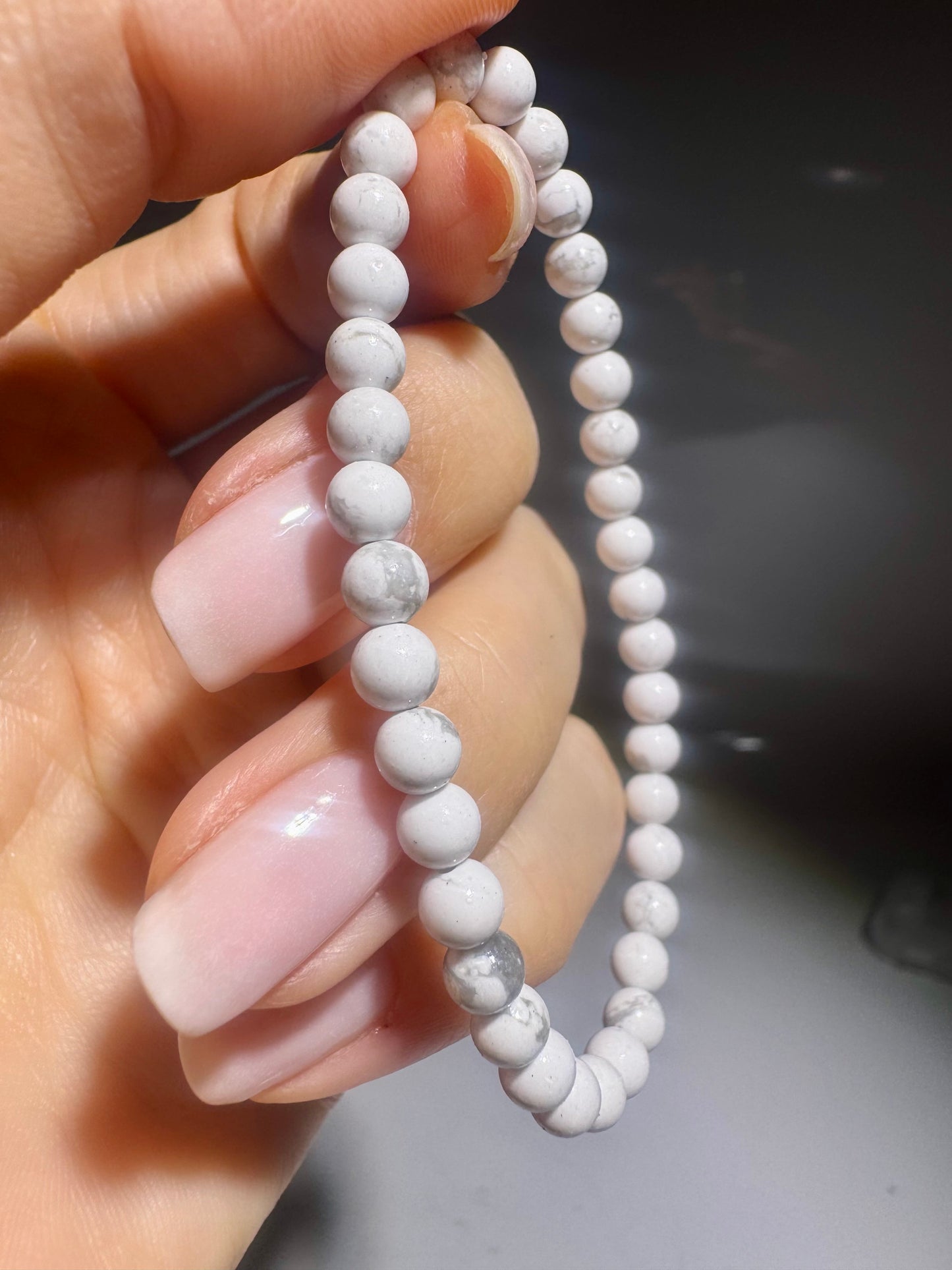 Howlit Armband – Sanfter Begleiter für Ruhe & Balance | Edelsteinarmband