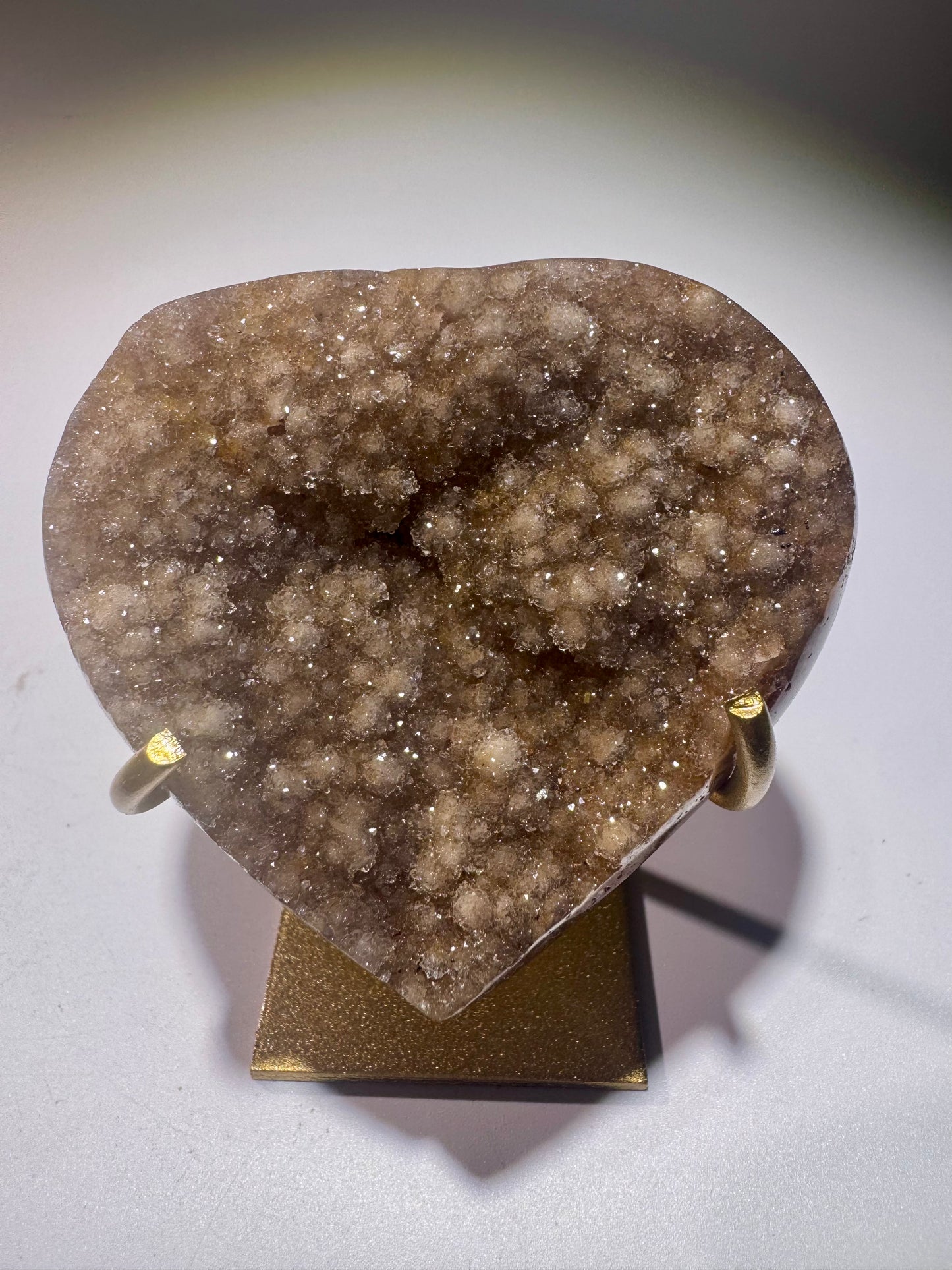 Achat-Herz mit Galaxie-Effekt auf goldenem Ständer ca. 7 x 6 cm – Brasilien Unikat