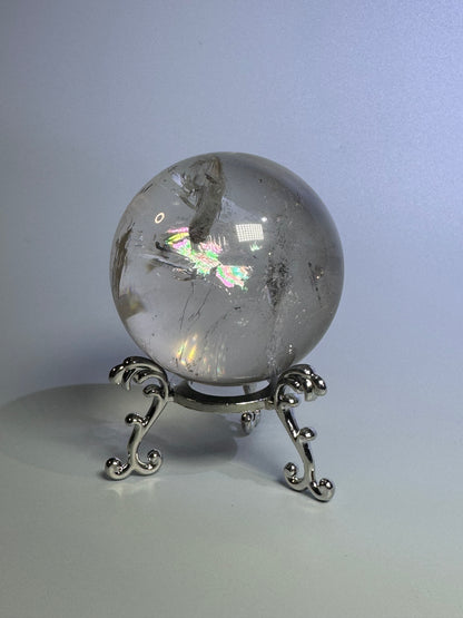 Sphère de cristal de roche très claire avec arc-en-ciel - 5,5 cm, 336 g
