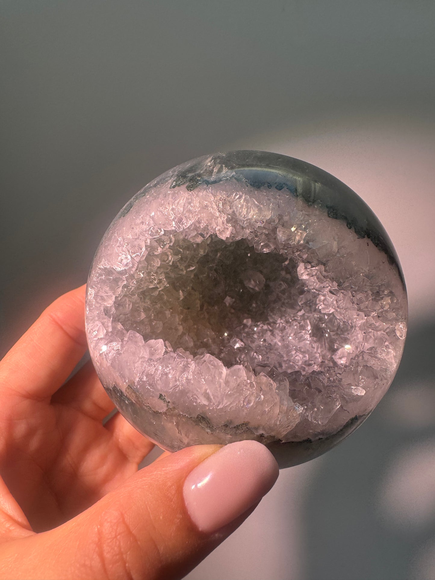 Amethyst Kugel in Grün 7.8 cm – 527 g | Tolles Grün & funkelnde Kristalle