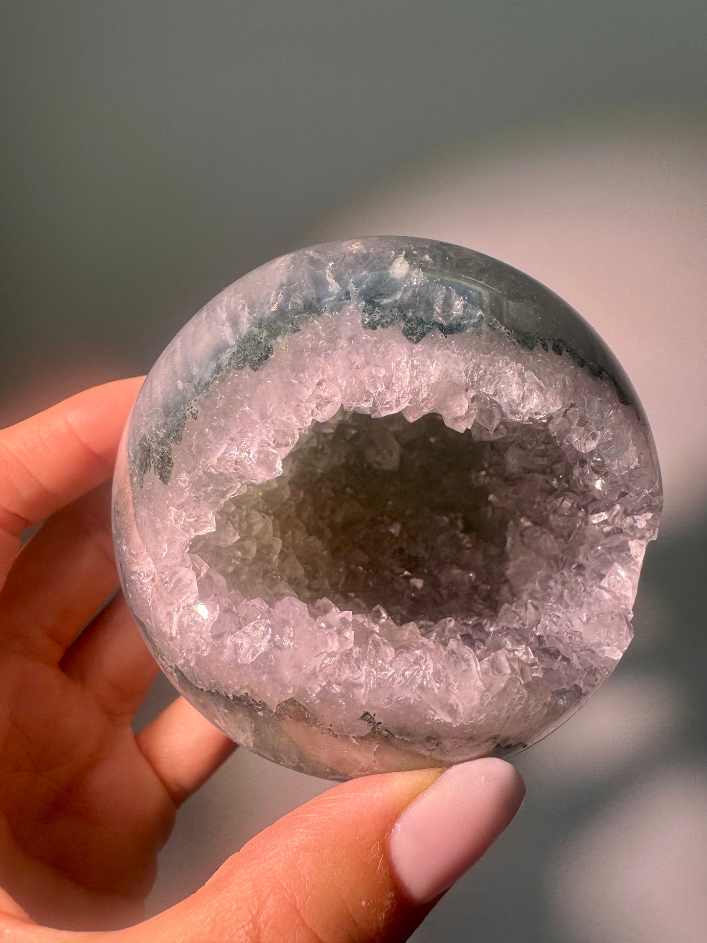 Amethyst Kugel in Grün 7.8 cm – 527 g | Tolles Grün & funkelnde Kristalle