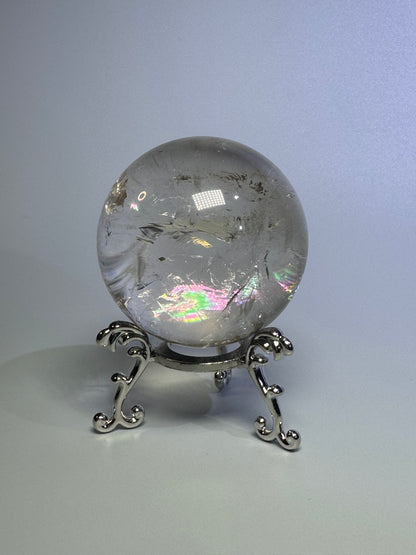 Sphère de cristal de roche très claire avec arc-en-ciel - 5,5 cm, 336 g