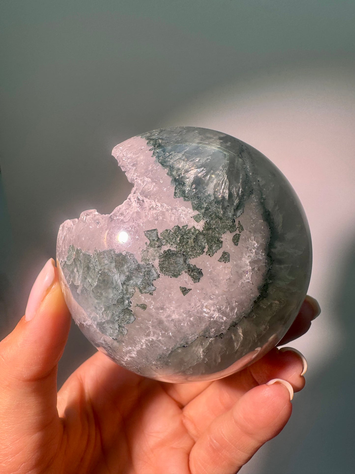 Sphère d’améthyste 7,6 cm – 570 g | Violet délicat & cristaux scintillants