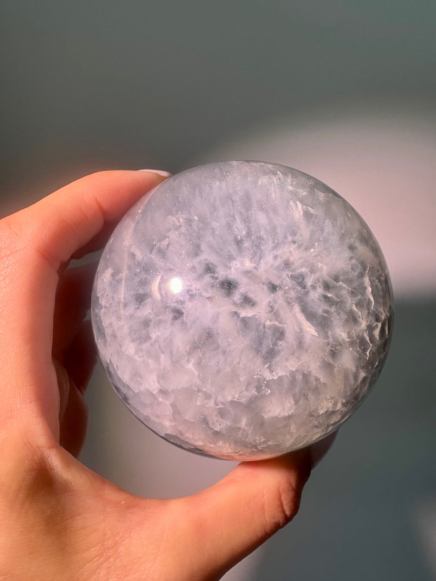 Sphère d’améthyste 7,6 cm – 570 g | Violet délicat & cristaux scintillants
