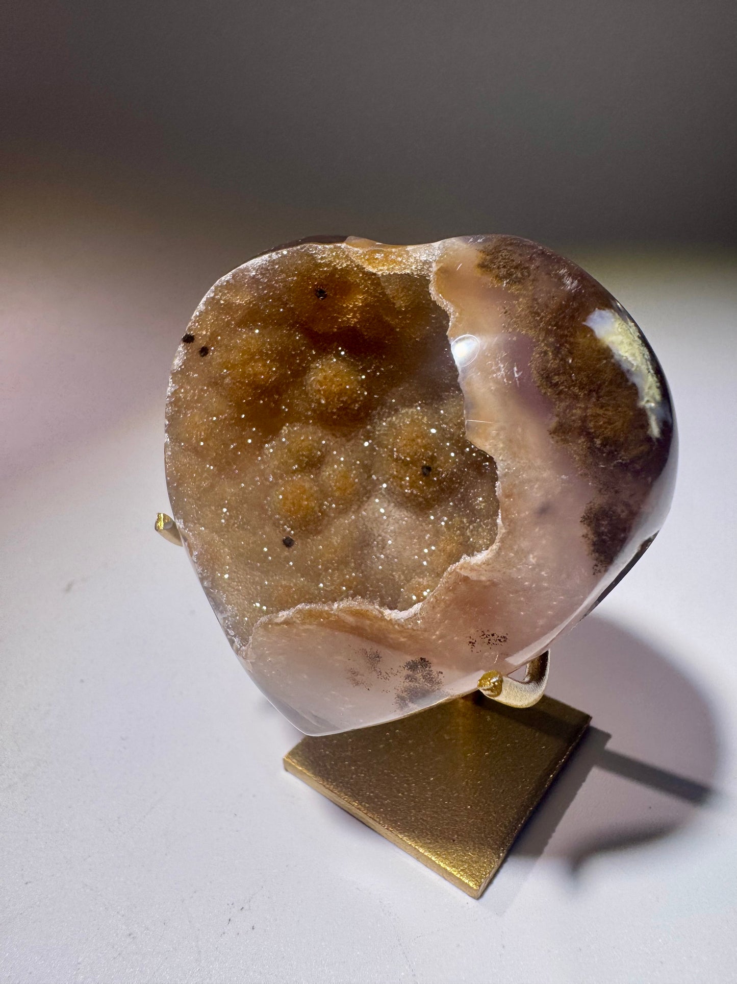 Achat-Herz mit Galaxie-Effekt auf goldenem Ständer ca. 5.7 x 5.5 cm – Brasilien Unikat