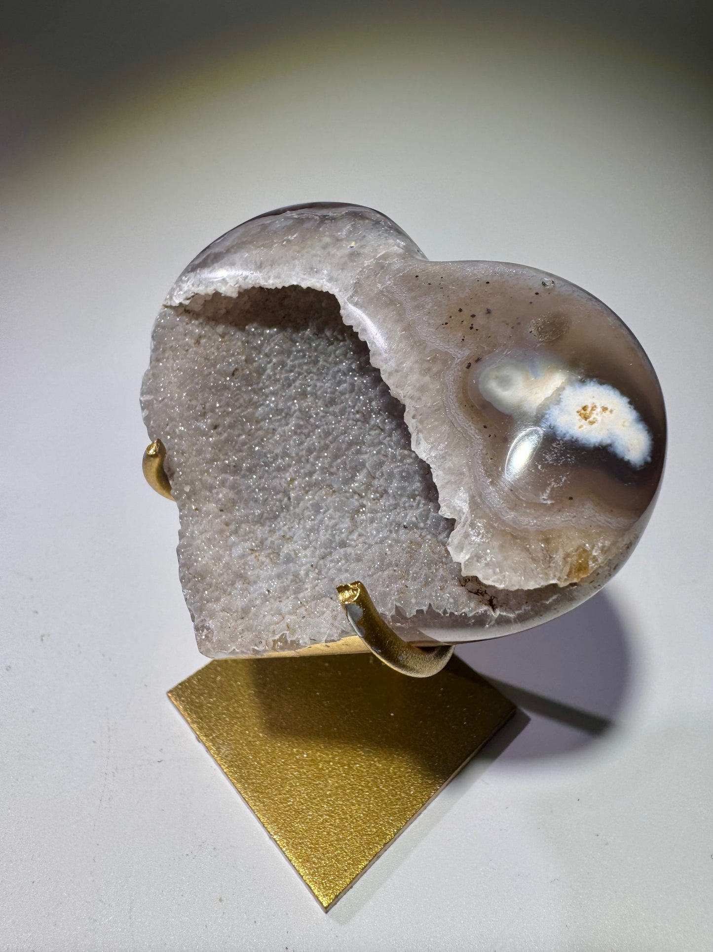Exklusives Achat-Herz mit faszinierendem Galaxie-Effekt auf goldenem Ständer – aus Brasilien, 7.5 x 6 cm