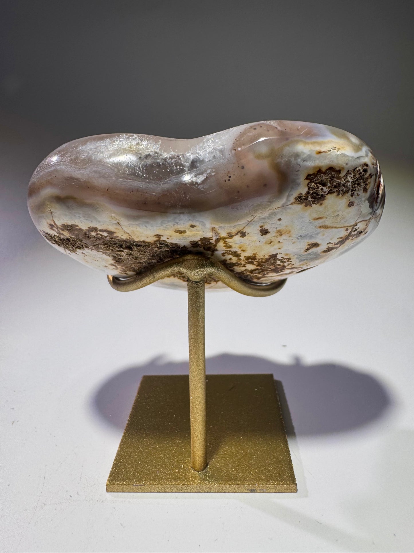Exklusives Achat-Herz mit faszinierendem Galaxie-Effekt auf goldenem Ständer – aus Brasilien, 7.5 x 6 cm