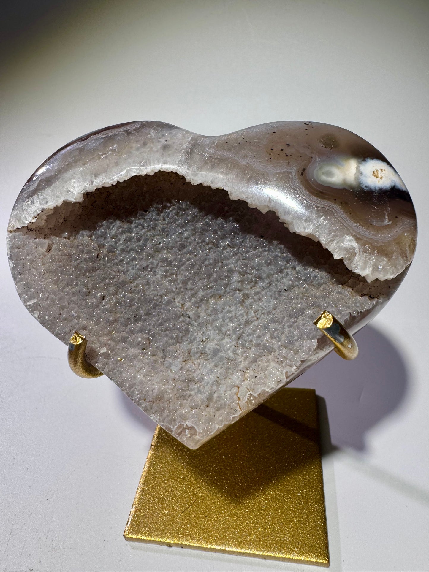 Exklusives Achat-Herz mit faszinierendem Galaxie-Effekt auf goldenem Ständer – aus Brasilien, 7.5 x 6 cm