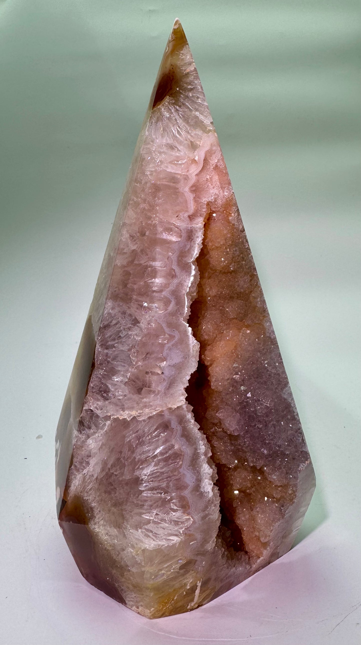 Amethyst in funkelnden Goldtönen – Diamantschliff | 23,5 cm, 2,22 kg