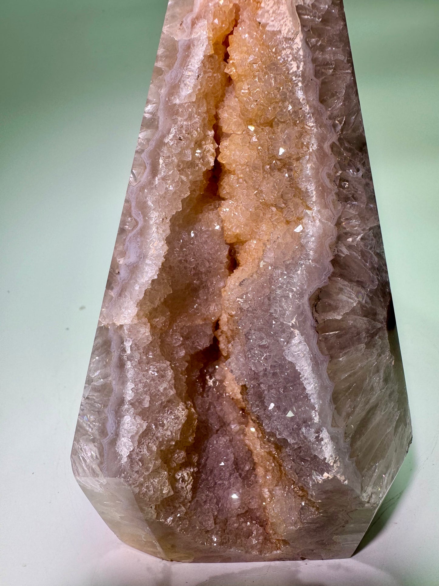 Amethyst in funkelnden Goldtönen – Diamantschliff | 23,5 cm, 2,22 kg