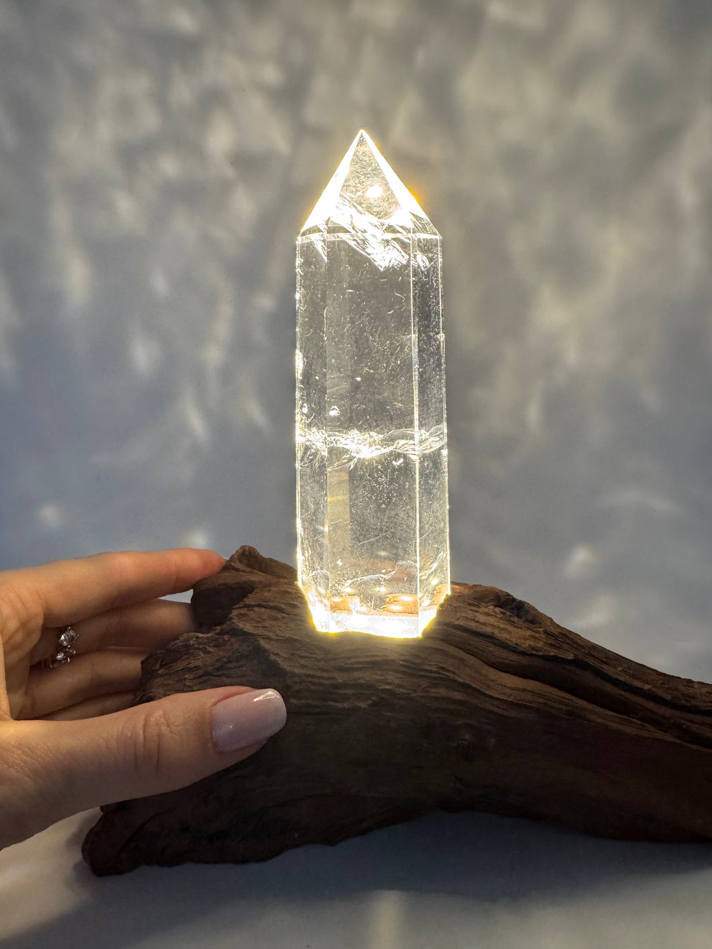 Ultraklare Bergkristallspitze auf Wurzelständer – Lichtspiel & Naturmagie ✨ | 19 cm