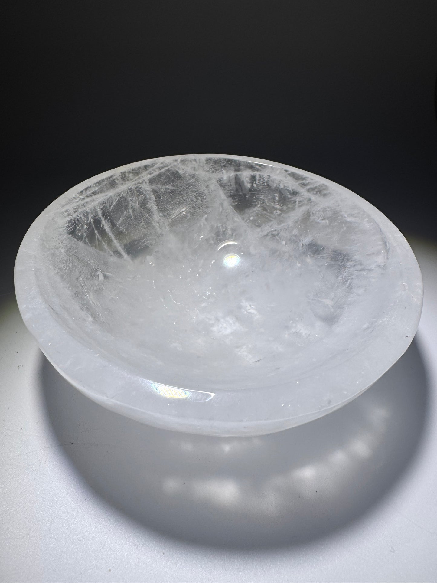 Bergkristall-Schale aus Brasilien – Handgeschliffene Quarz-Schale 10.5x4 cm mit Regenbogen