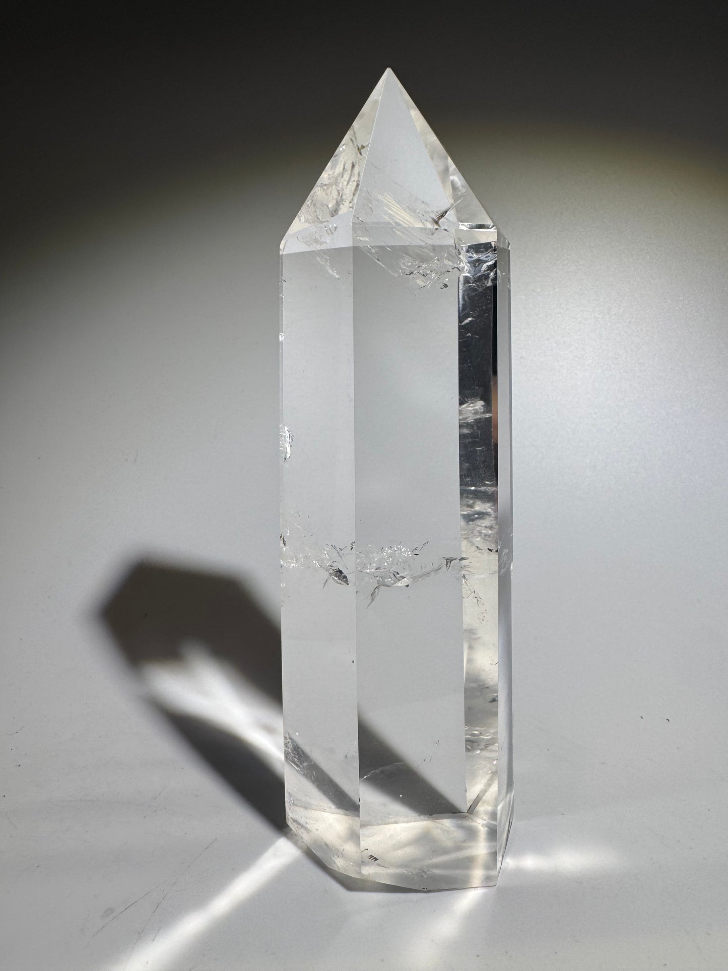 Ultraklare Bergkristallspitze auf Wurzelständer – Lichtspiel & Naturmagie ✨ | 19 cm