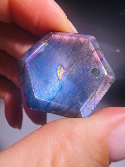 Labradorit Hexagon 3.1 cm – Blau, Lila & Pink Flash
