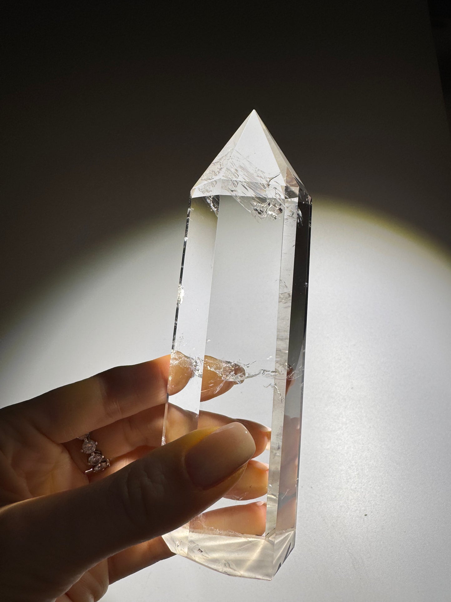 Ultraklare Bergkristallspitze auf Wurzelständer – Lichtspiel & Naturmagie ✨ | 19 cm