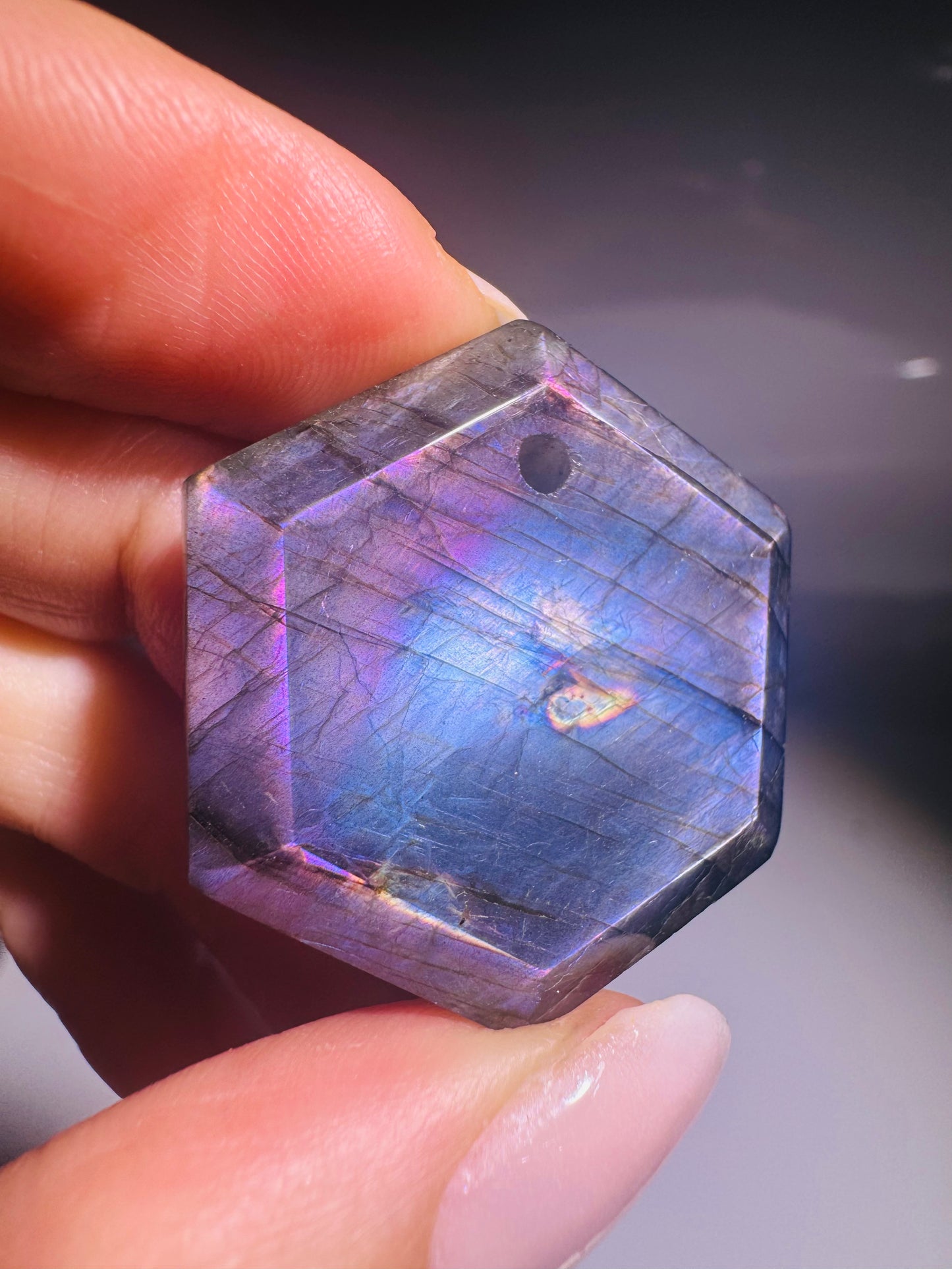 Labradorit Hexagon 3.1 cm – Blau, Lila & Pink Flash