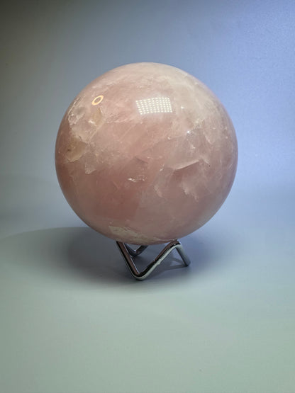 Bezaubernde Rosenquarz Kugel - 10cm, 1.55kg