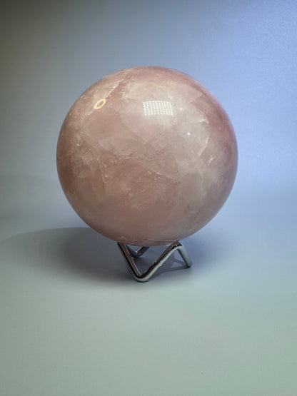 Bezaubernde Rosenquarz Kugel - 10cm, 1.55kg
