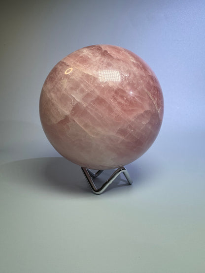 Bezaubernde Rosenquarz Kugel - 10cm, 1.55kg