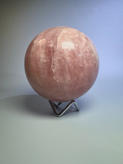 Bezaubernde Rosenquarz Kugel - 10cm, 1.55kg
