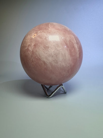 Bezaubernde Rosenquarz Kugel - 10cm, 1.55kg