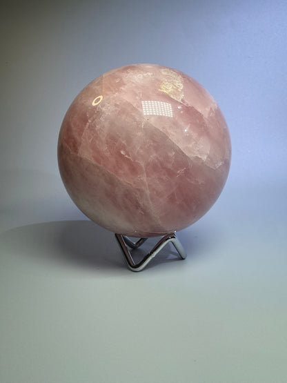 Bezaubernde Rosenquarz Kugel - 10cm, 1.55kg