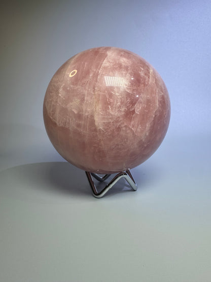 Bezaubernde Rosenquarz Kugel - 10cm, 1.55kg