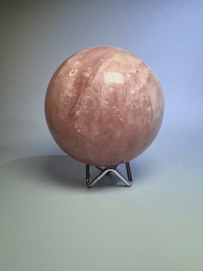 Bezaubernde Rosenquarz Kugel - 10cm, 1.55kg