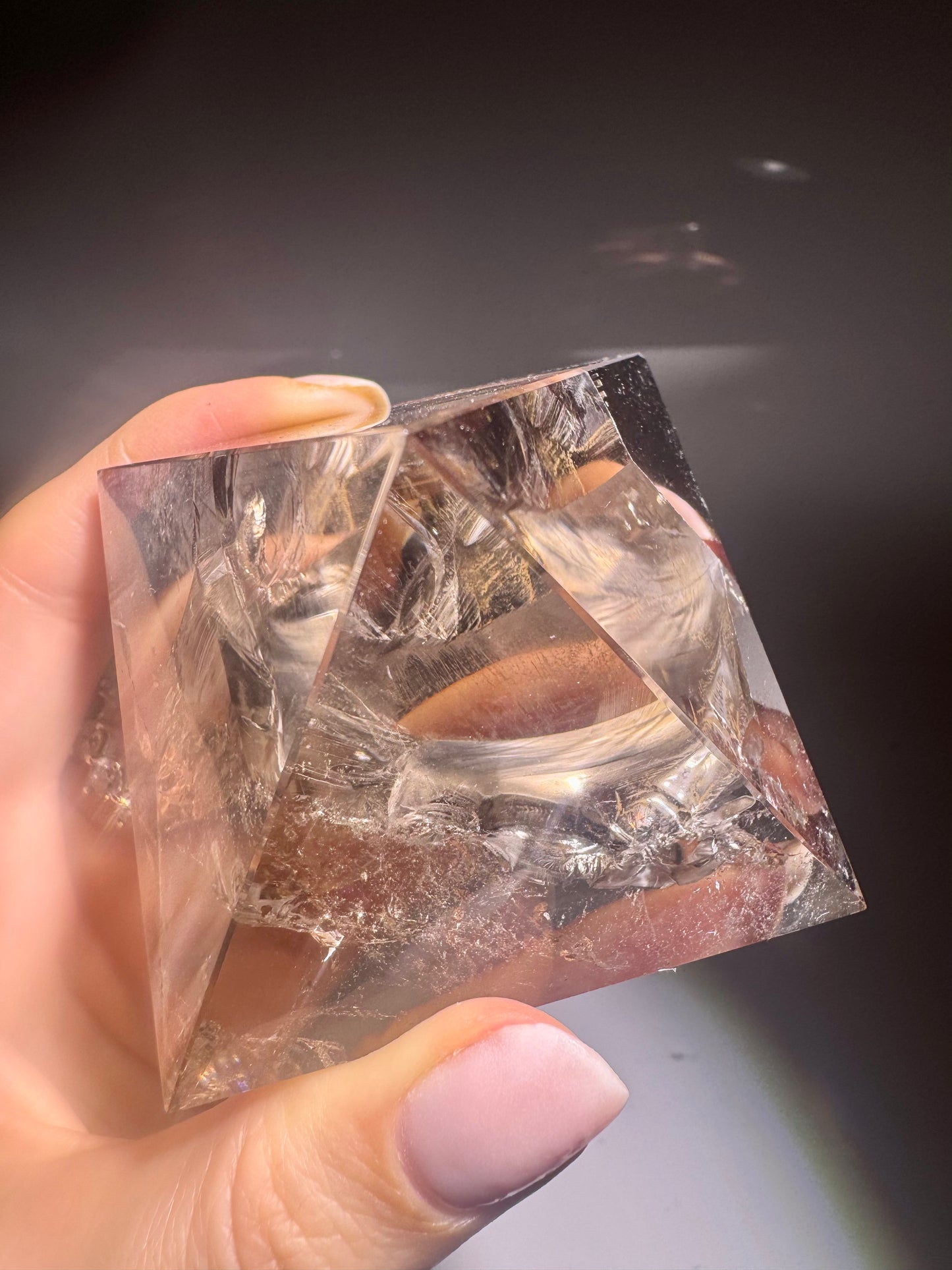 Rauchquarzpyramide extra klar mit Regenbogen aus Brasilien – 6cm