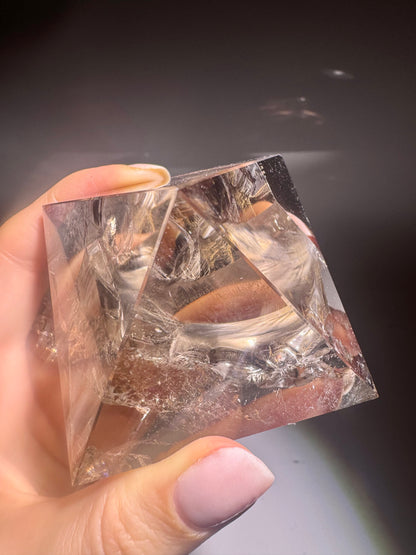 Rauchquarzpyramide extra klar mit Regenbogen aus Brasilien – 6cm