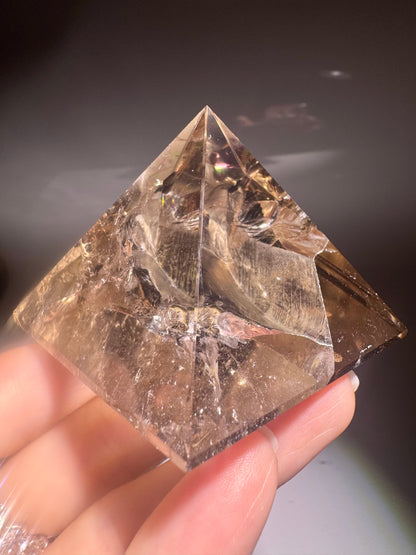 Rauchquarzpyramide extra klar mit Regenbogen aus Brasilien – 6cm